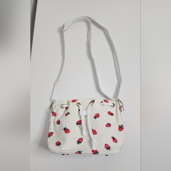 ‼️NEW IN‼️Strawberry Print White Bucket Bag - Picture 5 of 7